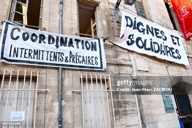 Banderolles de soutien aux intermittents du spectacle, sur la façade de la mairie, place des Carmes, le 16 juillet 2014 pendant le Festival, à...