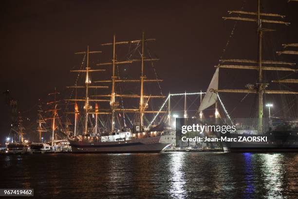 Les Voiles de Legende 2013, ici deux voiliers prestigieux a quai de nuit a Toulon en France le 29 septembre 2013. Les plus beaux voiliers du monde...