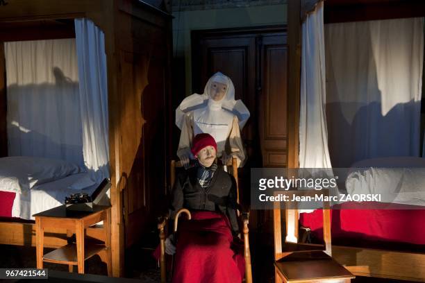 Mannequins dans la salle de medecine Saint Hugues, garnie de lits mi-clos en chene, dans l'Hotel Dieu aux Hospices de Beaune, inaugur??s par son...