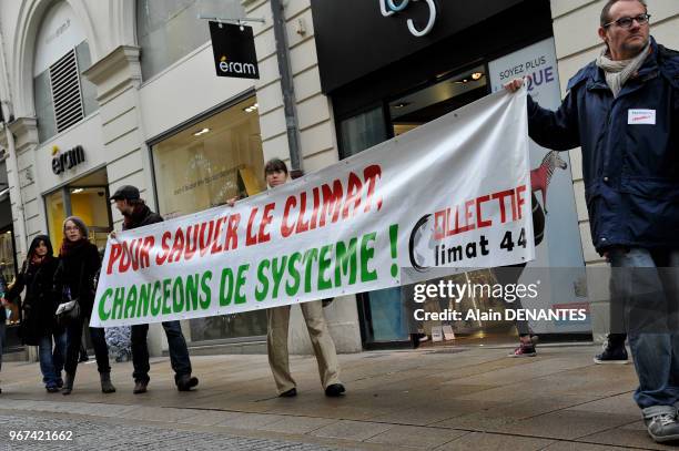 Chaine humaine pour defendre le climat et rappeler l'etat d'urgence climatique pour sauver la planète avant l'ouverture de la conférence...