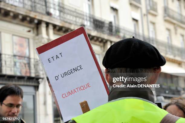 Chaine humaine pour defendre le climat et rappeler l'etat d'urgence climatique pour sauver la planète avant l'ouverture de la conférence...