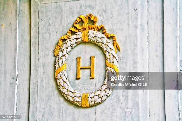 Du nom du roi Henri IV sur la façade du Prytanée national militaire, dont il était le fondateur, La Fleche, Sarthe, France.