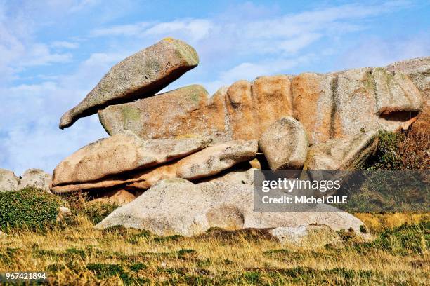 Rochers de granit roses, ici la bouteille renversee, Ploumanach, Cotes d'Armor, France.