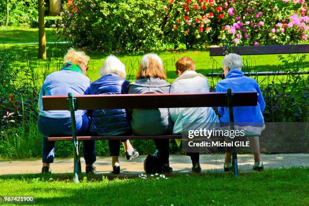 Femmes agees sur un banc, Jardin des Plantes, Le Mans, Sarthe, France.