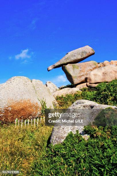 Rochers de granit rose, ici la bouteille renversée, Ploumanach, Cotes d'Armor, France.