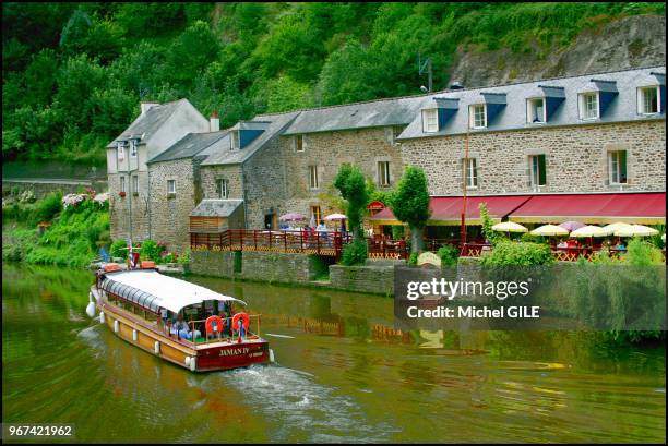 Promenade de touristes en bateau sur la rivière la Rance à Dinan, vallée de la Rance, Côtes d'Armor, Bretagne , France.