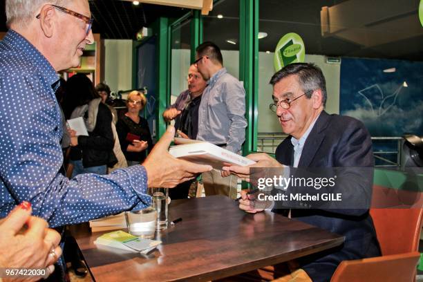 Ancien premier ministre François Fillon dédicace son livre 'Vaincre le totalitarisme' le 22 octobre 2016 à la libraire Thuard, Le Mans, France.