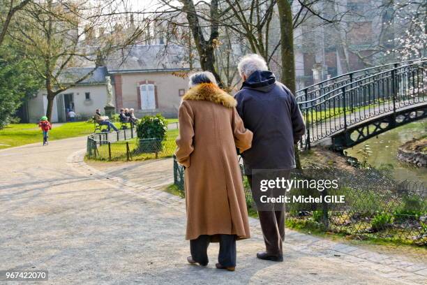 Couple de personnes agees au jardin des plantes, Le Mans, France.