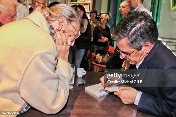 Ancien premier ministre François Fillon dédicace son livre 'Vaincre le totalitarisme' le 22 octobre 2016 à la libraire Thuard, Le Mans, France.