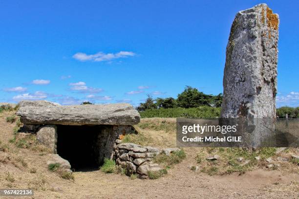 Monument mégalithique classé Monument Historique, les Pierres-Plates, 16 Juillet 2017, Locmariaquer, Golfe du Morbihan, Bretagne, France.