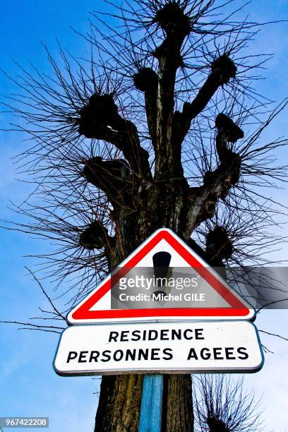 Panneau routier indiquant une résidence de personnes agées, France.