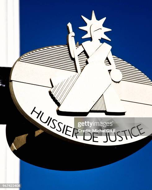 Enseigne d'un huissier de justice.