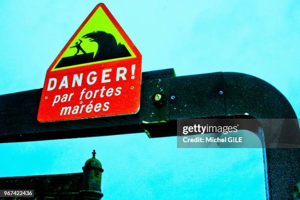 Panneau d'information pour alerter des dangers des grandes marées, Saint-Malo, France.