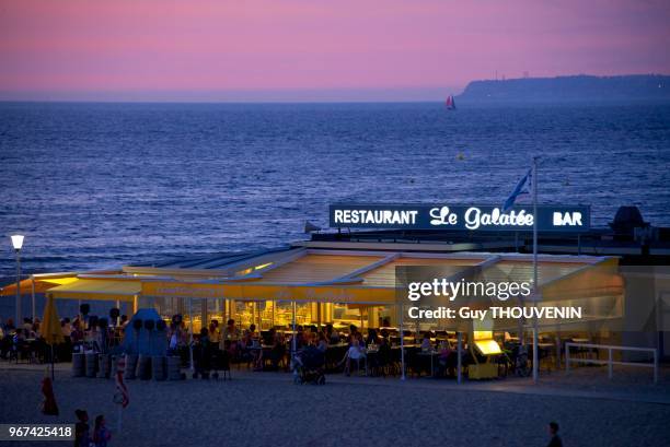 Restaurant le 'Galatée', sur la plage de Trouville sur Mer, France.