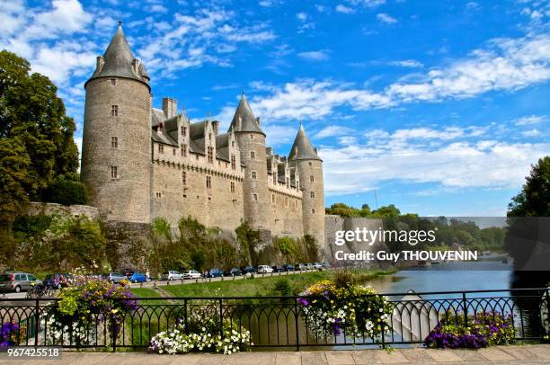 Façade du chateau , pont de Saint-Croix au dessus de la rivière Oust.