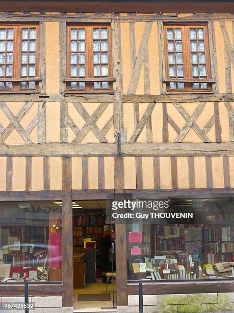 Façade d'une vieille boutique dans une maison à colombages médiévale, 25 janvier 2014, Evreux, Eure, Normandie, France.