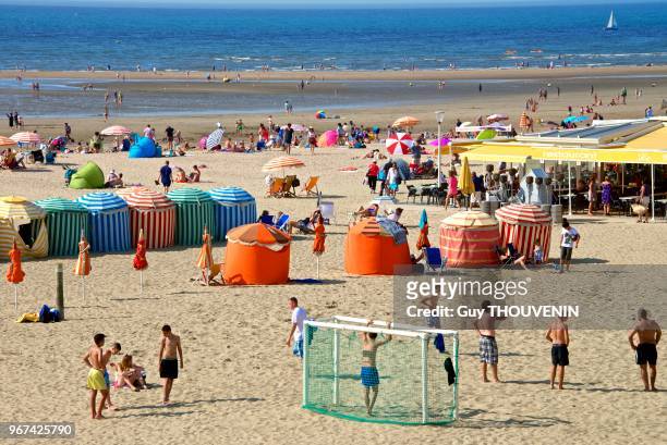Tentes à rayures typiques et vacanciers sur la plage, Trouville sur Mer, France.