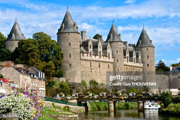 Façade du chateau , pont de Saint-Croix au dessus de la rivière Oust.