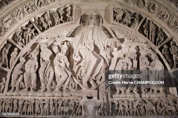 Vézelay , basilique Sainte-Madeleine, le tympan du narthex représentant la Descente de l'Esprit Saint sur les Apôtres , sculpté vers 1125-1130. Au...