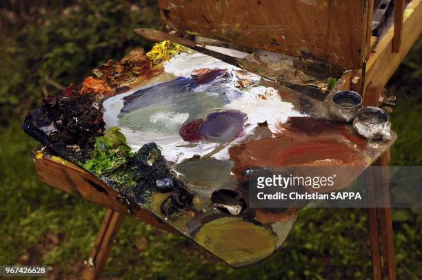 Palette de peinture sur un chevalet de peintre, circa 1990, près de Saint-Raphael, Var, France.