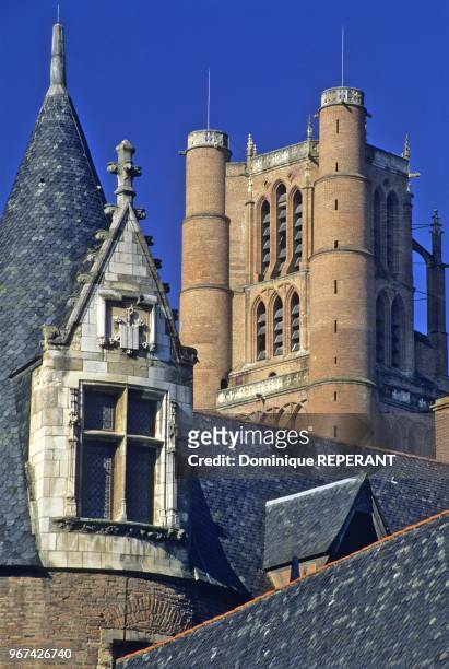 La ville d'Albi, le palais de la Berbie, detail de l'unique lucarne Renaissance en pierre de taille, a l'arriere-plan detail du clocher de la...