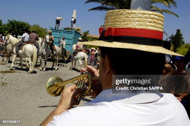 Musique et cavaliers lors d'un jour de fête, circa 1990, ile des Embiez , Var, France.