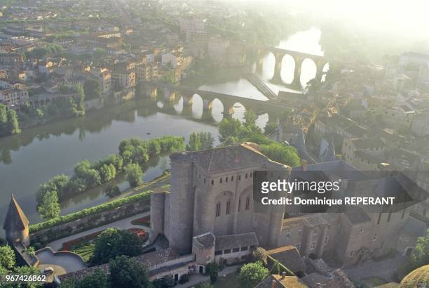 La ville d'Albi, le palais de la Berbie vu du clocher de la cathedrale Sainte-Cecile, a l'arriere-plan le pont Vieux sur la riviere Tarn, a gauche...