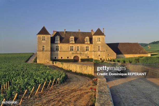 Le chateau du Clos de Vougeot, vue d'ensemble, appellations vougeot et clos-vougeot du vignoble de la cote de Nuits, Vougeot, Cote-d'Or, France,...