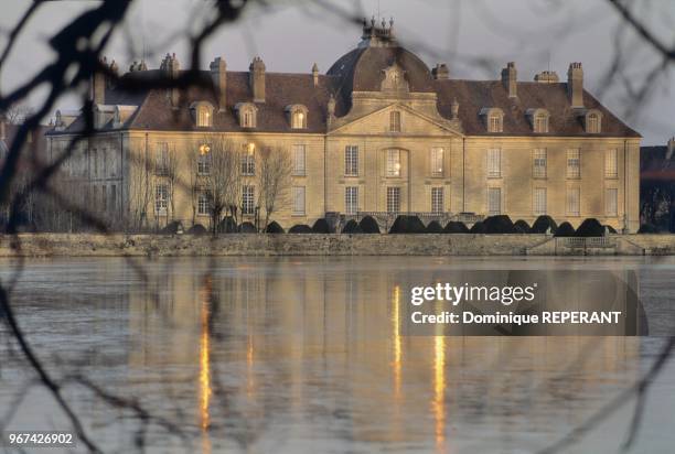 Le chateau de Fontaine-Francaise, construit a partir de 1754 sur les restes d'une ancienne forteresse, vue d'ensemble de l'elevation ouest sur...