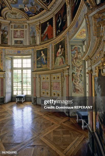 Le chateau de Bussy-Rabutin, vue interieure, le petit cabinet de la tour doree, Bussy-le-Grand, Cote-d'Or, France, Europe. Le petit cabinet de la...