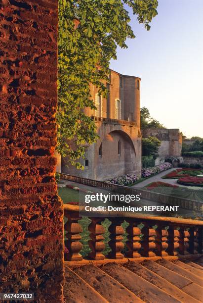 La ville d'Albi, le palais de la Berbie, vue partielle de l'elevation cote riviere Tarn et du jardin a la francaise, vue partielle de l'escalier a...