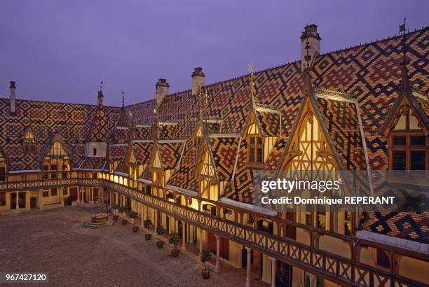 Hotel-Dieu de Beaune, facades sur cour illuminees au crepuscule, Cote-d'Or, France, Europe. L'hotel-Dieu de Beaune a ete fonde en 1443 par Nicolas...
