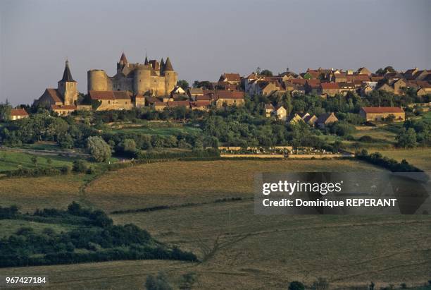 Le village perche de Chateauneuf domine la vallee de la Vandenesse et le canal de Bourgogne, sur son eperon la forteresse medievale surveille les...