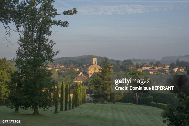 Le village de Molieres, vue d'ensemble avec l'eglise apres dissipation de la brume matinale, le village est entoure de nombreux vergers de noyers en...