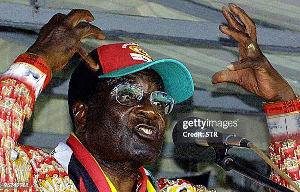Robert Mugabe's ZANU PF party addresses a rally 28 March 2005 ahead of the parliamentary elections set 31 March 2005