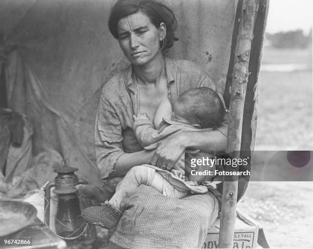 Florence Thompson , holding her child - photographed by Dorothea Lange - at a temporary camp in California, USA, March 1936. .