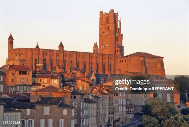 La ville d'Albi, la masse imposante de la cathedrale Sainte-Cecile domine le palais de la Berbie a droite et les maisons du quai de Choiseul au...