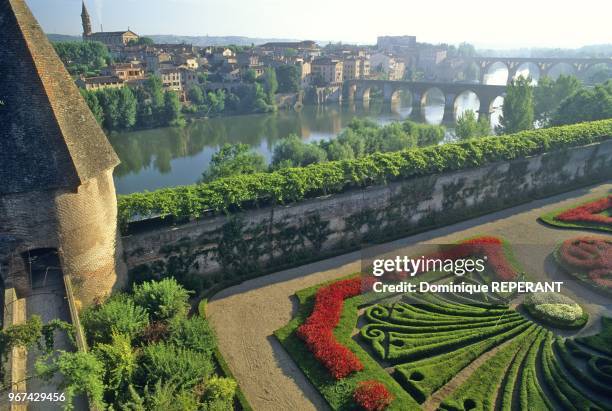 La ville d'Albi, le jardin du palais de la Berbie, vue partielle avec le jardinier arrosant les parterres de fleurs, tour d'angle et courtine portant...