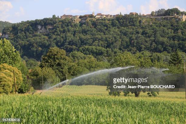 Rrosage d?été du maïs pendant la sécheresse à La Roque-Gageac, au pied de la bastide de Domme, Dordogne, le 16 août 2016.