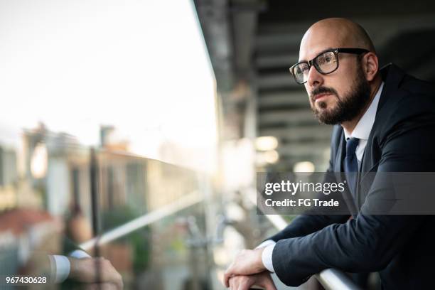 doordachte business man op zoek weg - vertrouwen in zijn succes - selective focus stockfoto's en -beelden