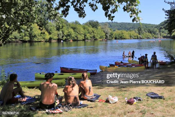 Camping municipal de Cénac avec sa plage au bord de la Dordogne, Périgord Noir, Nouvelle Aquitaine, 20 août 2017, France.