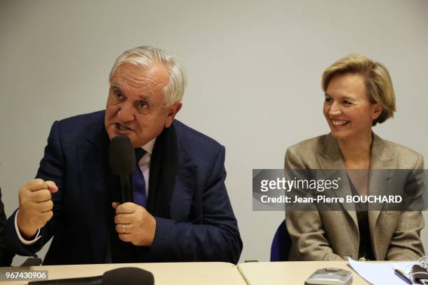 Jean-Pierre Raffarin et Virginie Calmels lors d'un meeting en soutien à la liste Union de la droite pour les élections régionales 2015 de la région...