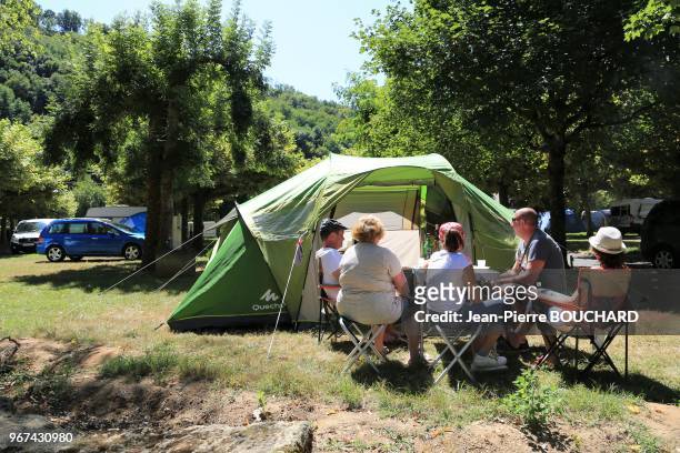 Camping municipal de Cénac avec sa plage au bord de la Dordogne, Périgord Noir, Nouvelle Aquitaine, 20 août 2017, France.
