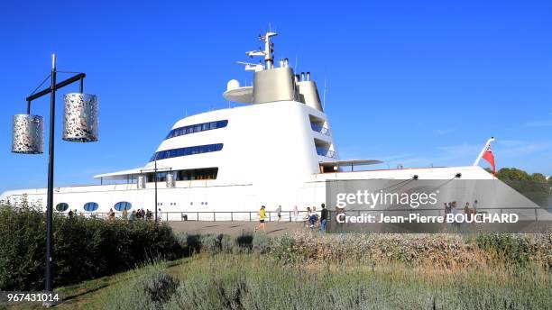 Le 'A' du nom de son propriétaire et de son épouse Andreï et Aleksandra Melnitchenko, yacht de luxe conçu par Philippe Starck et Martin Francis,...