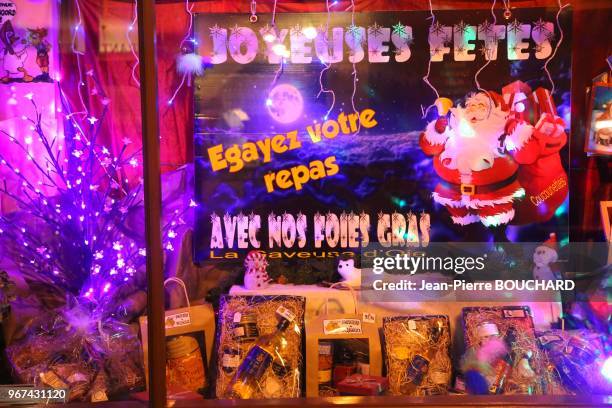 Vitrines 'Joyeuses fêtes' en période des fêtes de Noël, le 16 décembre 2015 dans le vieux Périgueux, Périgord, Dordogne, France.