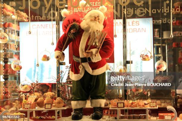 Décorations, Père-Noël dans une vitrine de magasin, Place Pey-Berland, 22 décembre 2015, Bordeaux, France.