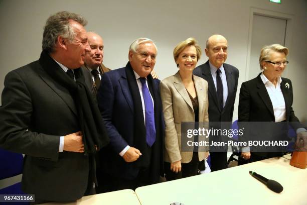 François Bayrou, Dominique Bussereau, Jean-Pierre Raffarin, Virginie Calmels, Alain Juppé et Michèle Alliot-Marie lors d'un meeting en soutien à la...