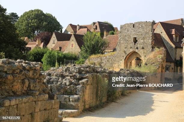 La porte Delbos, remparts et meurtrières de la bastide de Domme, classée parmi les plus beaux villages de France, en Périgord Noir le 16 août 2016,...