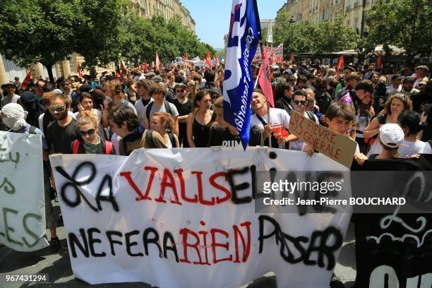 Banderole lors de la manifestation contre la loi travail dite 'Loi El Khomry', le 23 juin 2016, Bordeaux, France.