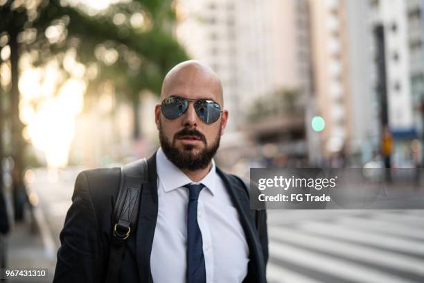 retrato de un hombre de negocios en la ciudad de - best sunglasses for bald men fotografías e imágenes de stock